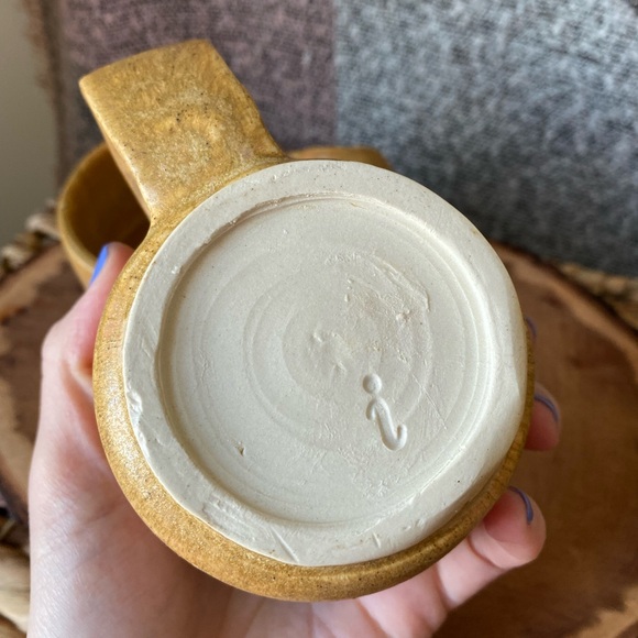 2 x Handmade Pottery Mugs - Picture 5 of 11